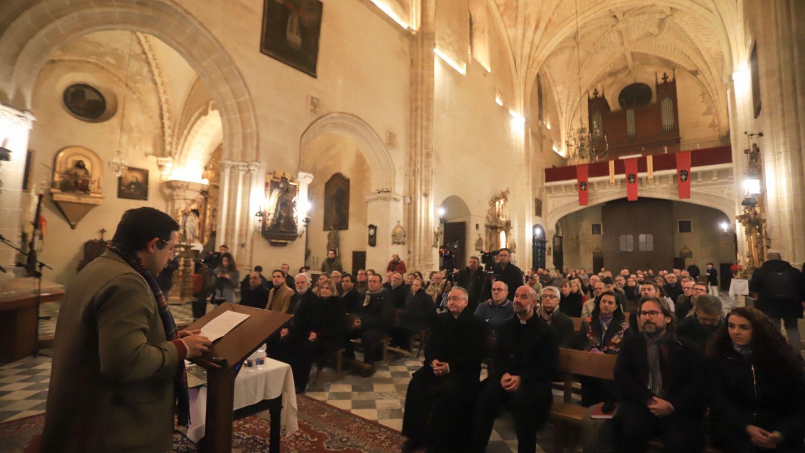 El obispo y el párroco de San Marcos, junto a los arquitectos del proyecto, sentados en la primera bancada de la Iglesia. El obispo y el párroco de San Marcos, junto a los arquitectos del proyecto, sentados en la primera bancada de la Iglesia.