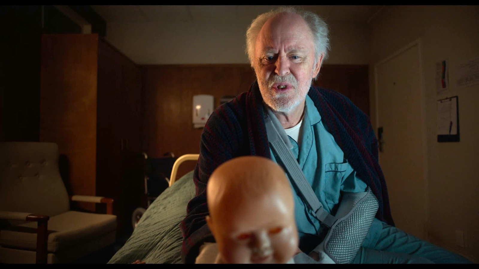 John Lithgow y su muñeco en una imagen del filme.