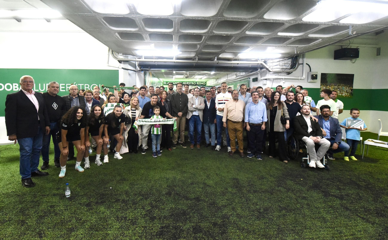 Los componentes de la Federación de Peñas, con las autoridades y miembros del club.