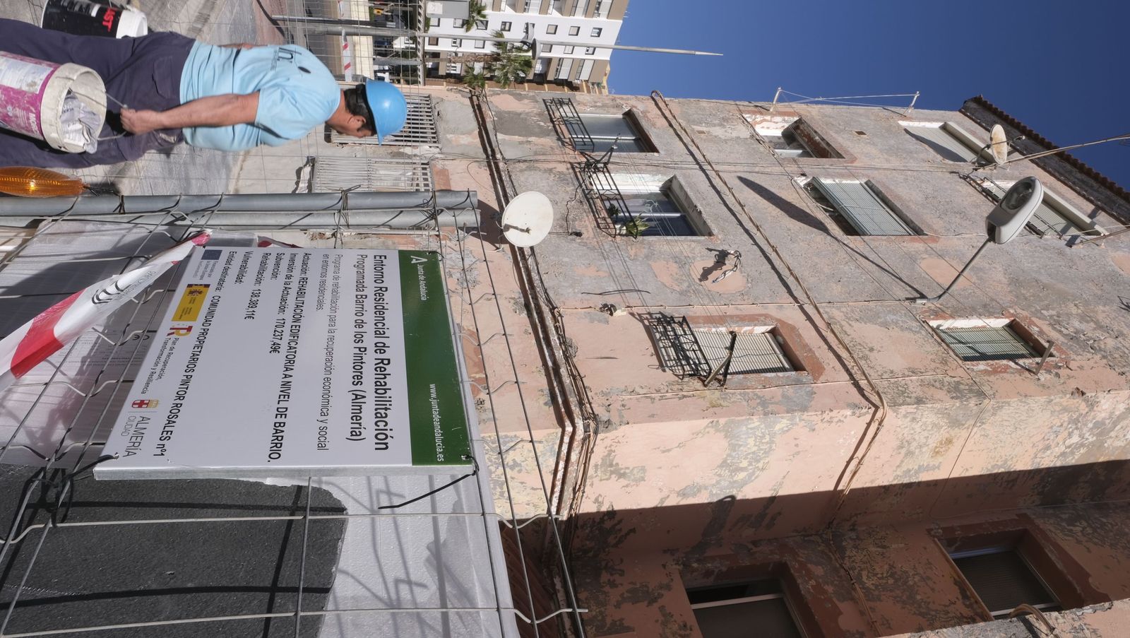 La rehabilitación de los edificios del barrio de los pintores en Almería avanza a buen ritmo, en imágenes