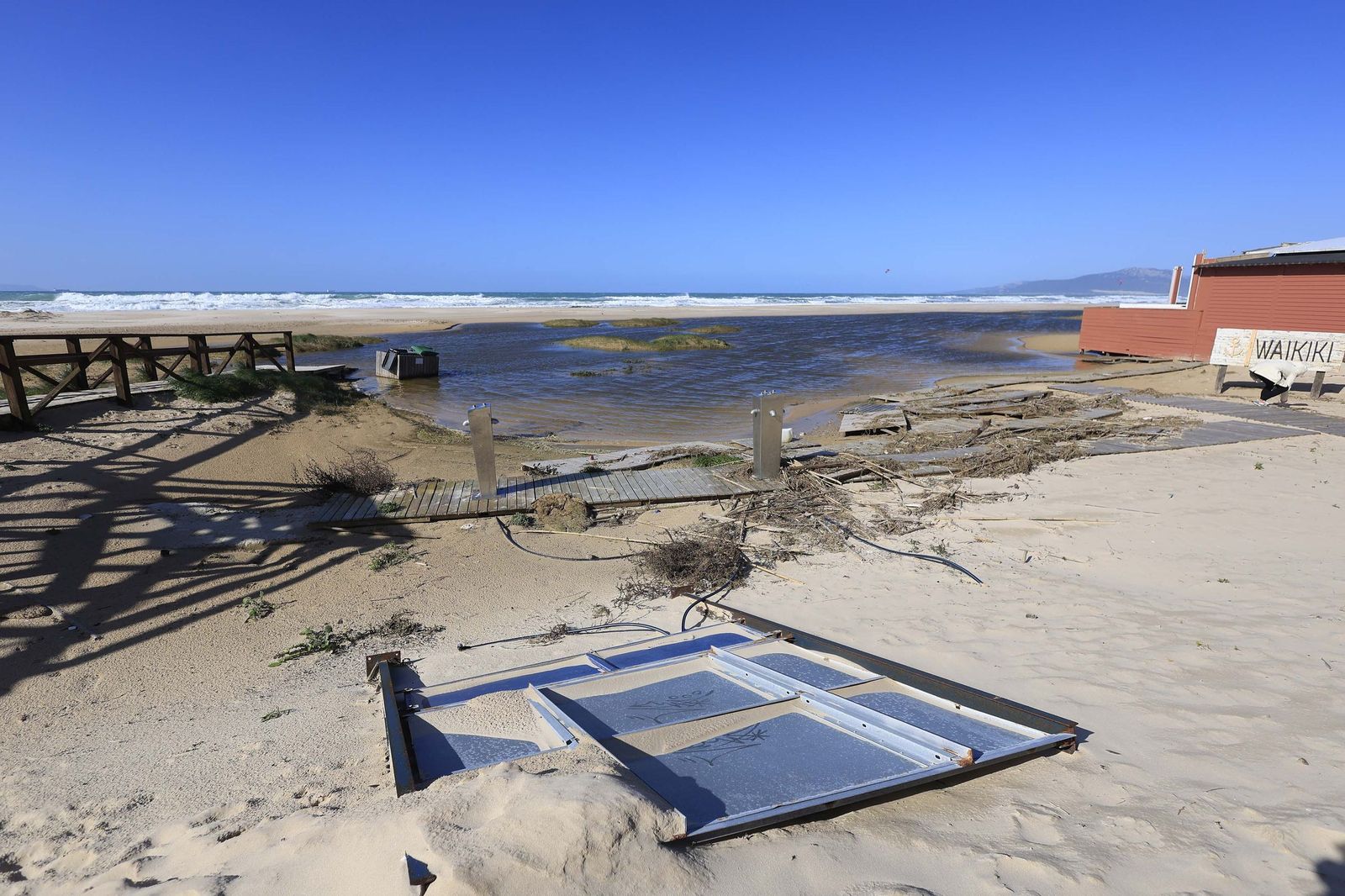 Las fotografías del paseo marítimo de Los Lances tras la borrasca Oriana
