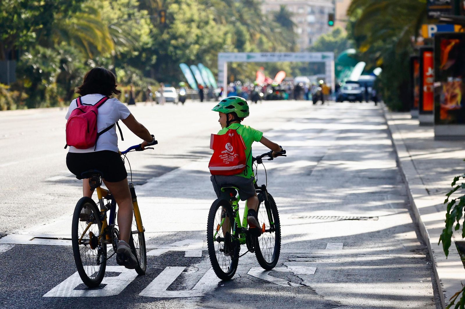 Cientos de ciclistas toman Málaga en el Día de la Bici, en imágenes