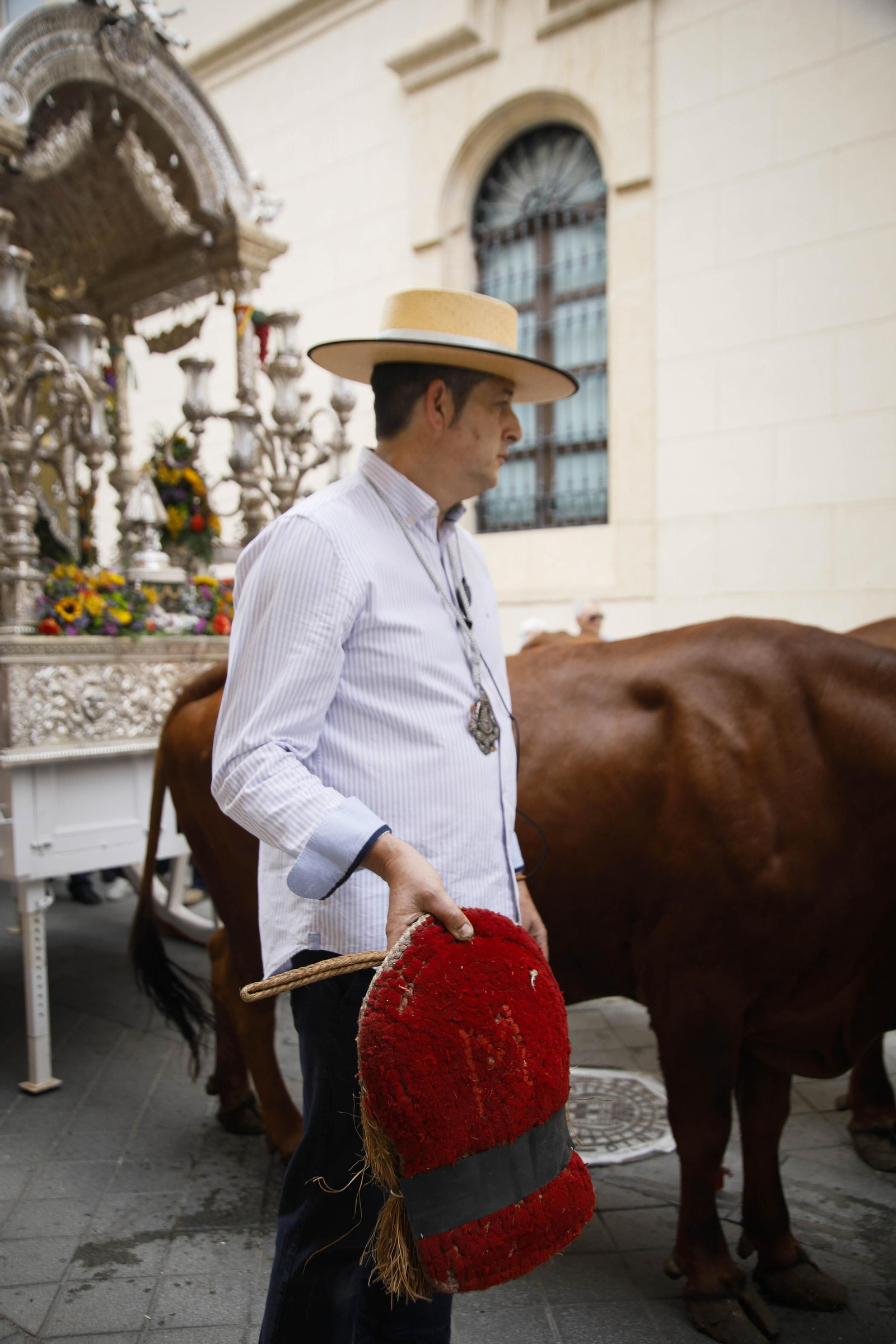Imágenes de la salida  del Rocío desde la Catedral de Almería