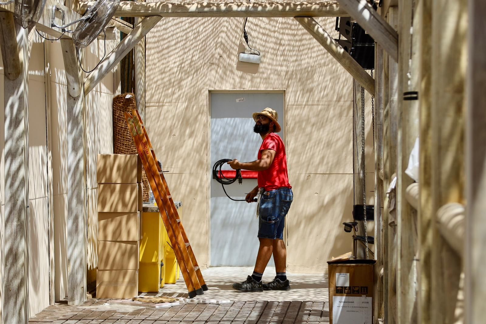 Los últimos preparativos para la Feria de Málaga, en imágenes.