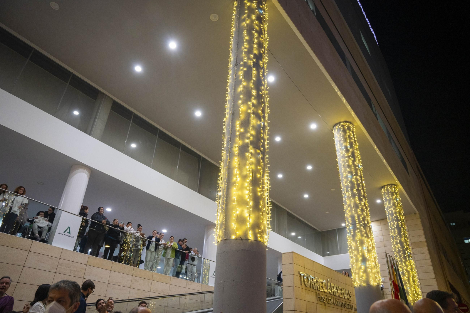 El encendido del alumbrado navideño del Hospital Universitario Torrecárdenas, en imágenes