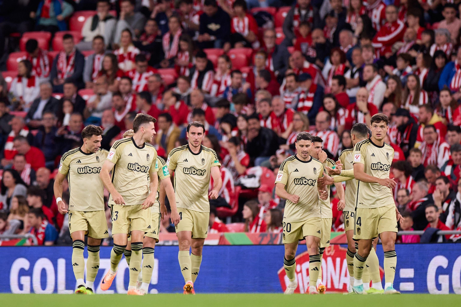Los jugadores del Granada celebran el gol marcado en Bilbao