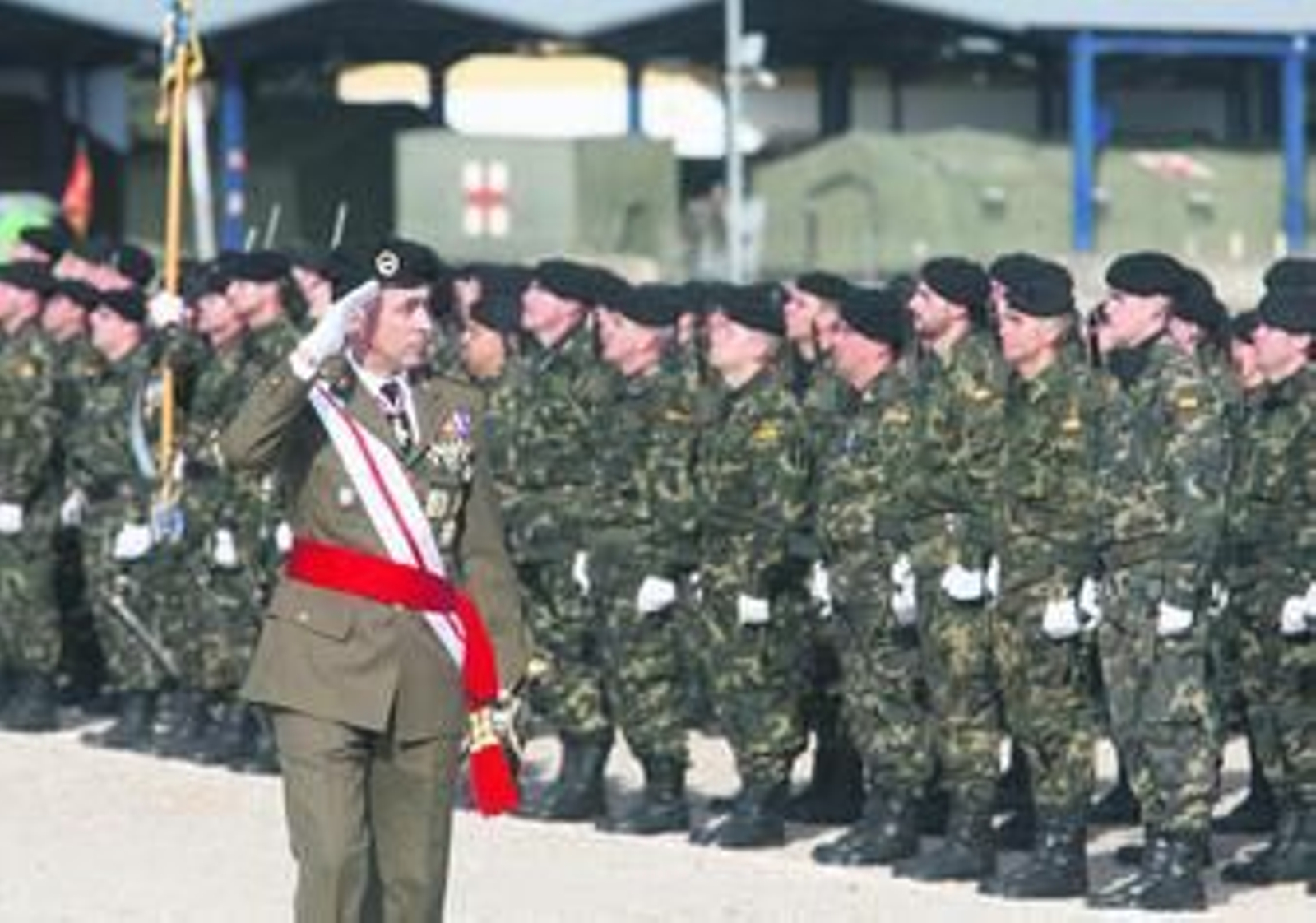 Baños pasa revista a su tropa en un desfile celebrado en la base de Cerro Muriano.