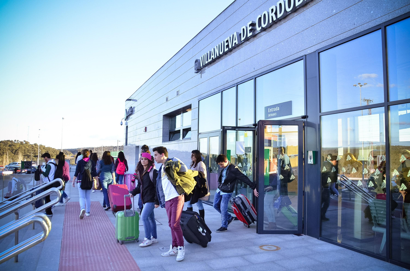 Viajeros salen de la estación del AVE Villanueva de Córdoba - Los Pedroches. Viajeros salen de la estación del AVE Villanueva de Córdoba - Los Pedroches.