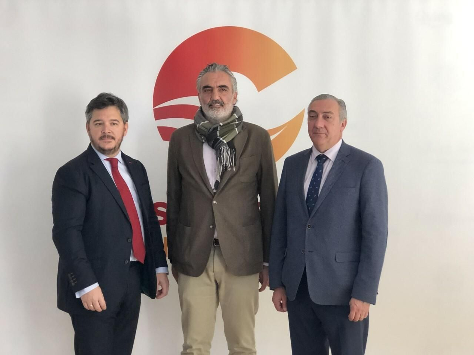 Juan Roca (director de marketing de El Corte Inglés), Luis Callejón (presidente de Aehcos) y Antonio Díaz (gerente de Turismo Costa del Sol) durante la presentación del informe Juan Roca (director de marketing de El Corte Inglés), Luis Callejón (presidente de Aehcos) y Antonio Díaz (gerente de Turismo Costa del Sol) durante la presentación del informe