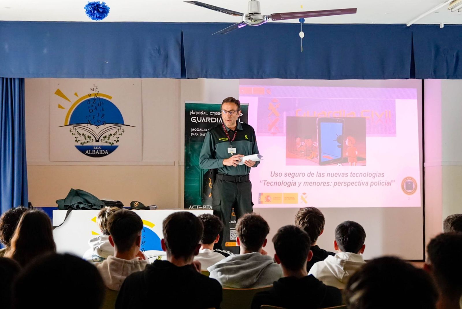 Las imágenes de la Ciberliga de la Guardia Civil en el IES Albaida