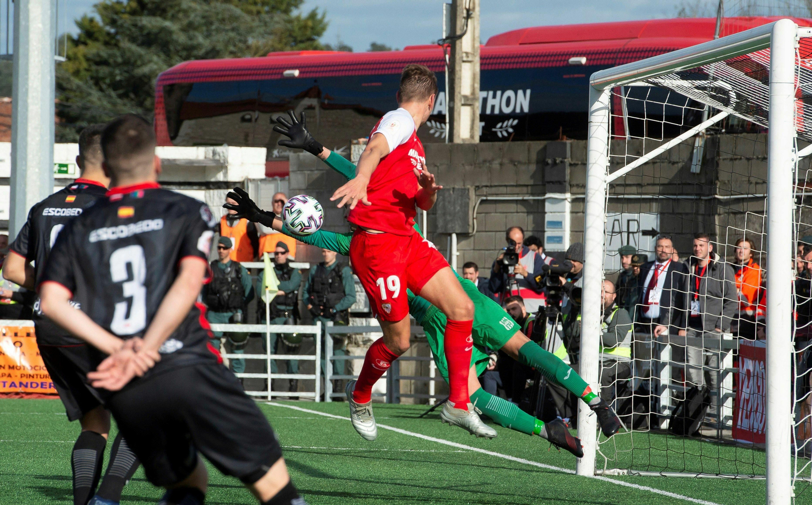 De Jong no llega al remate en la jugada del 0-2, obra de Nolito.