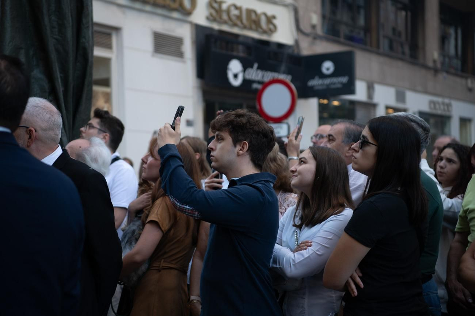 Una marea de devoción inunda Jaén al paso de la Magna, en imágenes