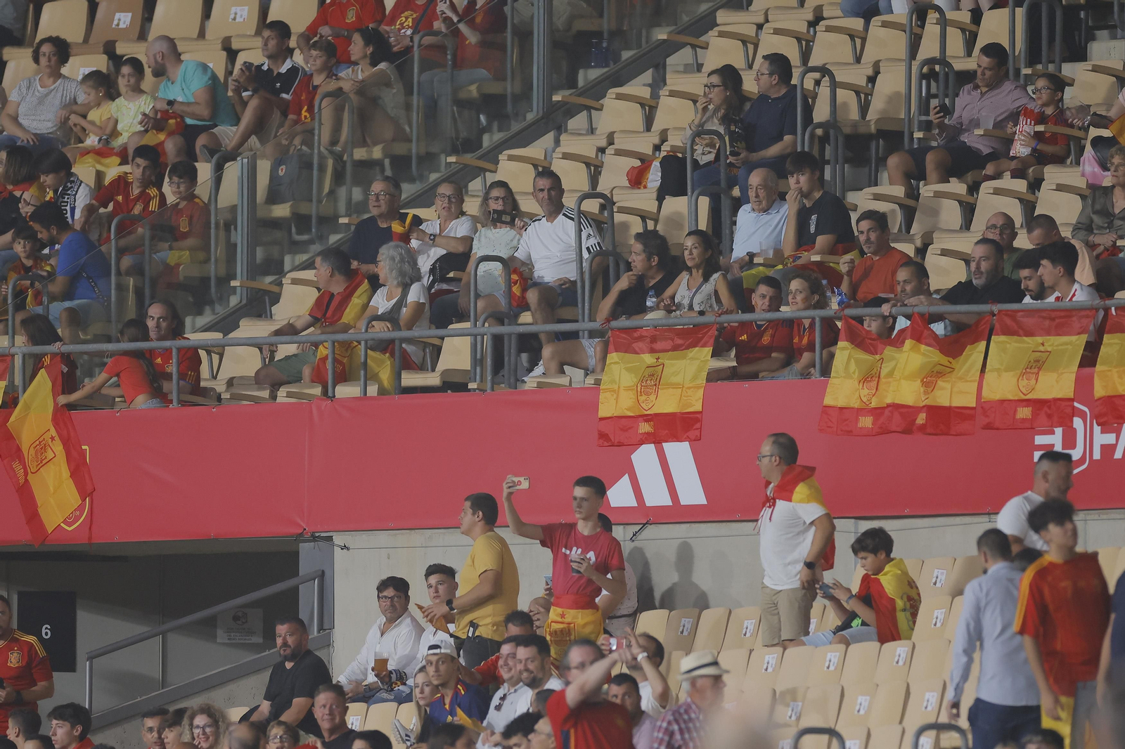 Búscate en las fotos del España-Escocia