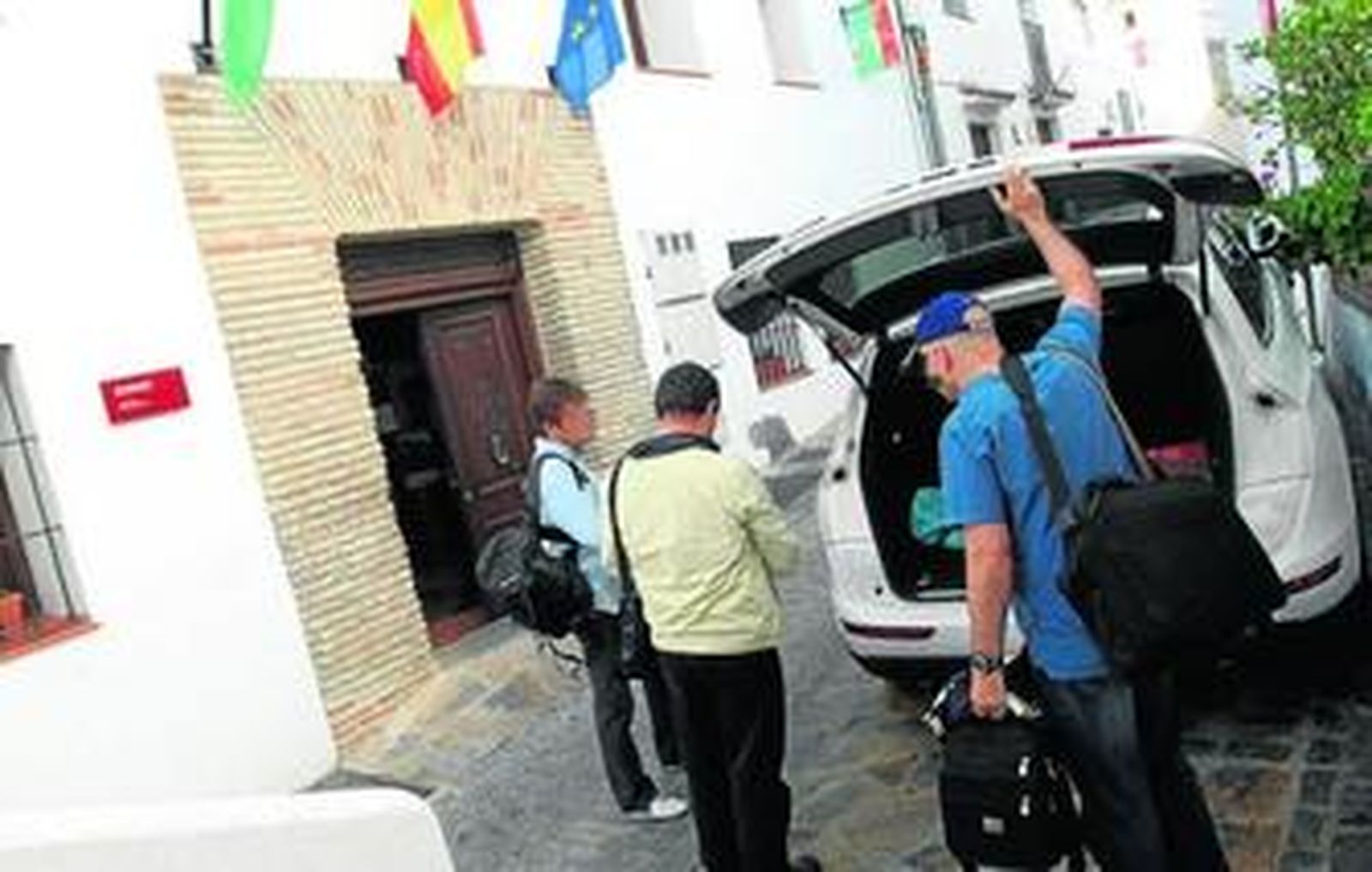 Los agentes se disponen a entrar en el Ayuntamiento a primera hora de la mañana.