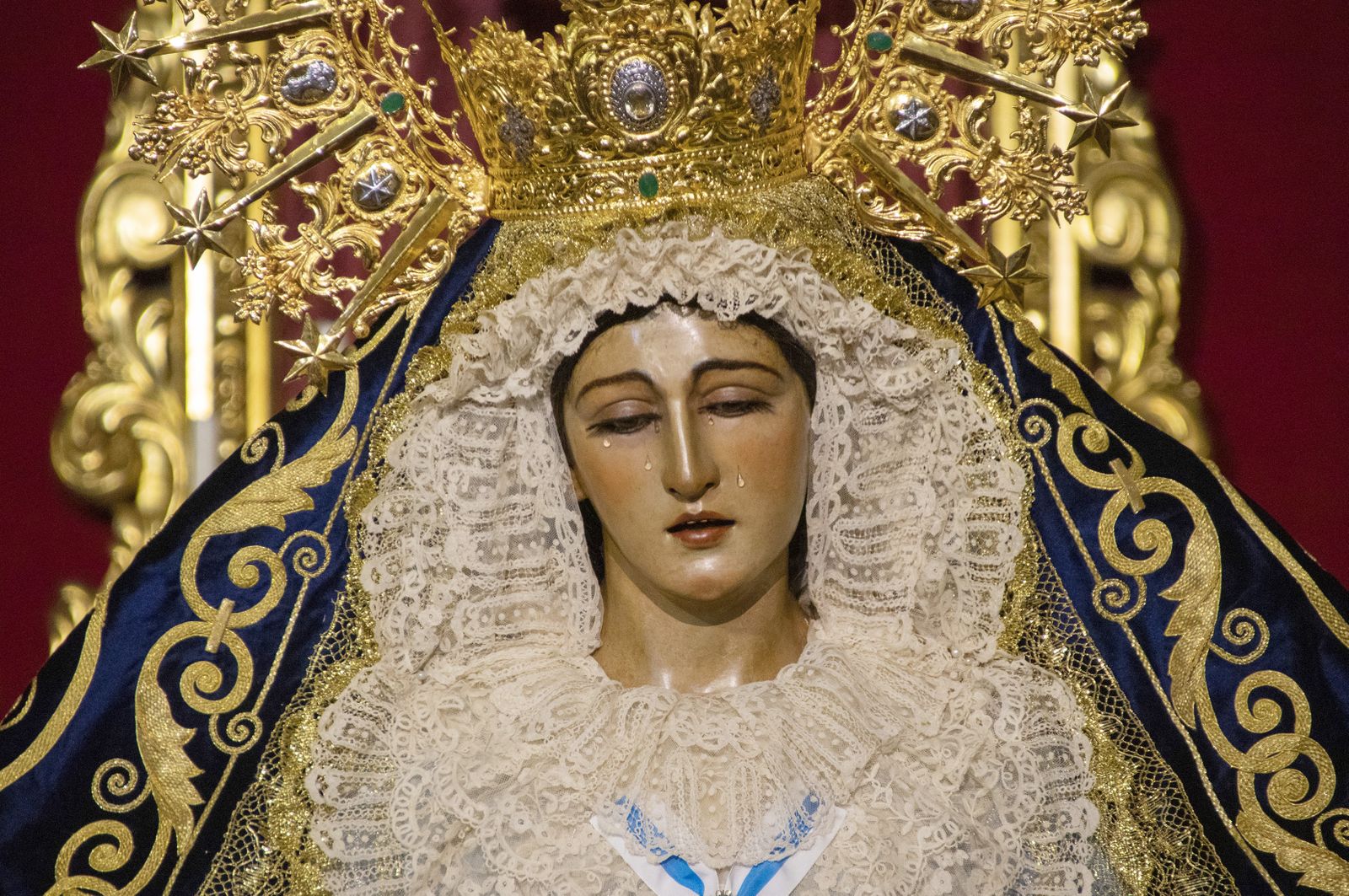 Imágenes del besamanos a María Santísima de la Amargura