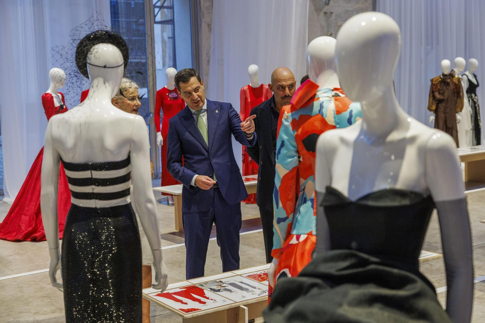 El presidente de la Junta, Juanma Moreno, asiste a un acto de moda en Sevilla.