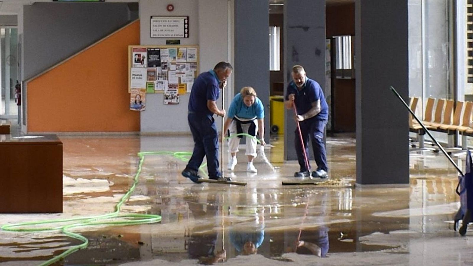 Achican agua en uno de los edificios del campus del Carmen de la UHU