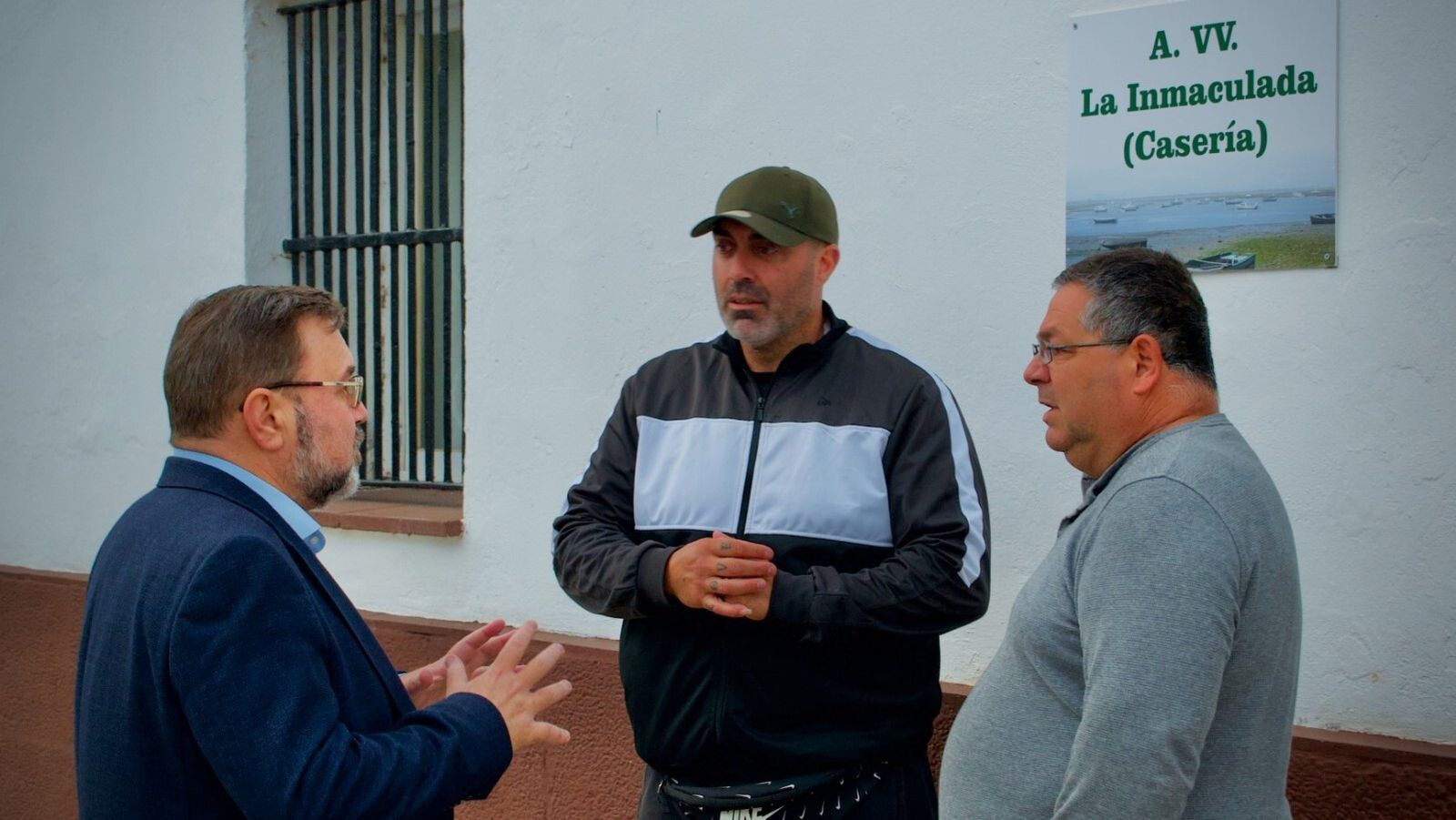 Carlos Zambrano, portavoz de Vox San Fernando, reunido con los representantes de la asociación de vecinos La Inmaculada, de La Casería.