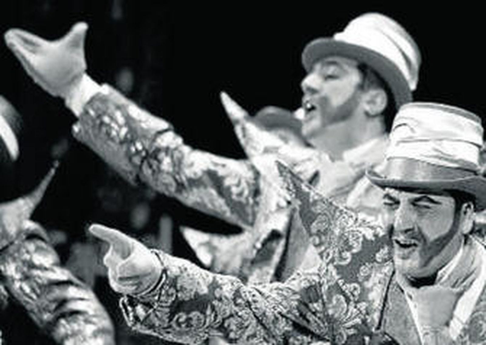 La comparsa de Cordoba 'Los Fabulosos' actuando en el Falla.