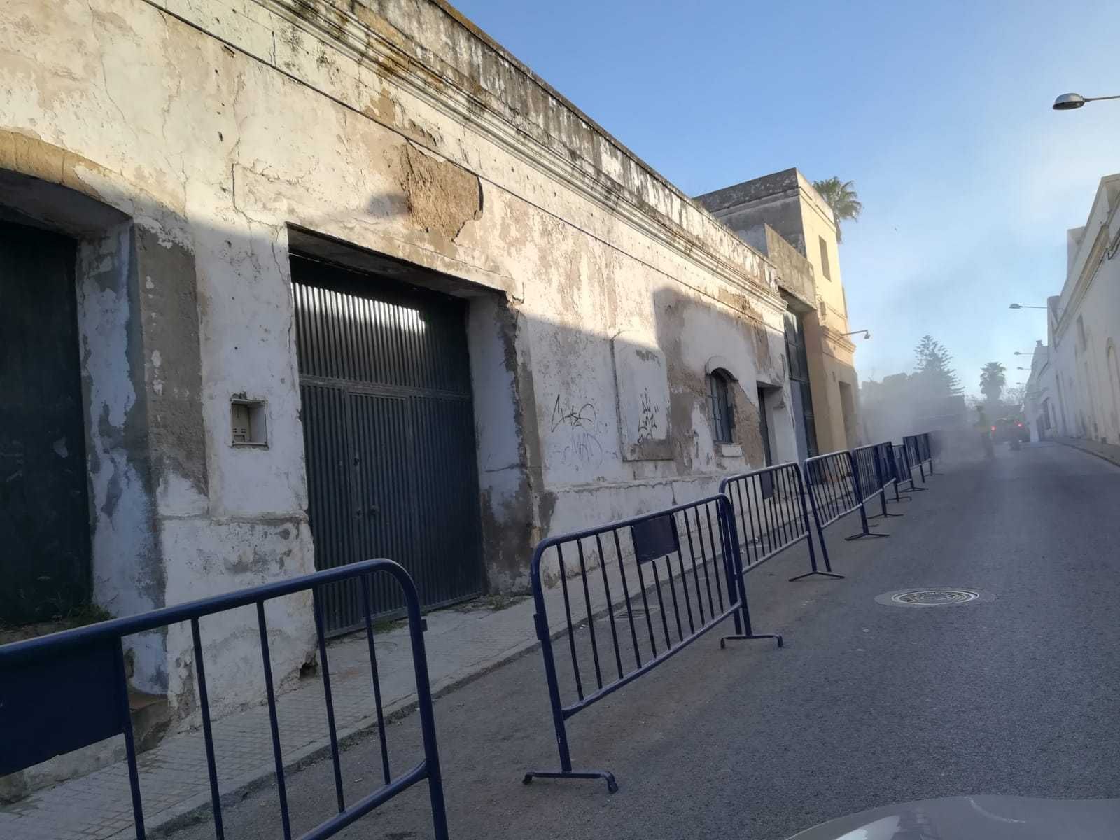 El derribo de la antigua iglesia evangélica se ejecutó ayer en la calle La Rosa.