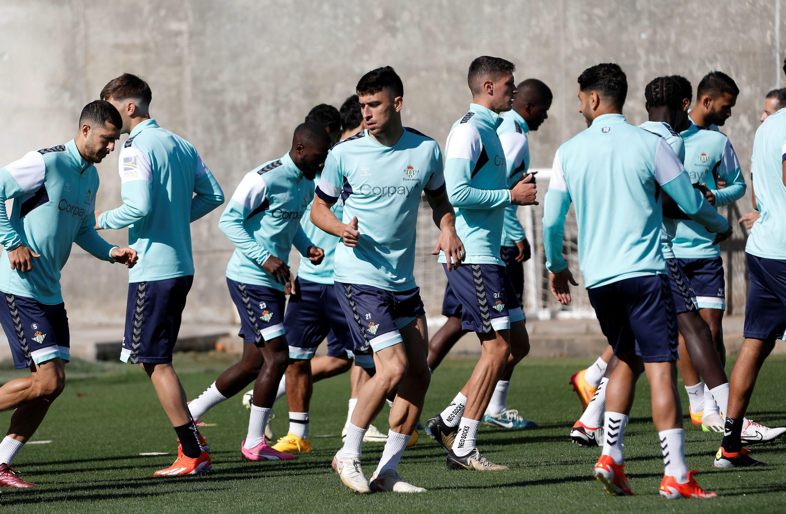 Los jugadores del Betis, en la sesión de este viernes.