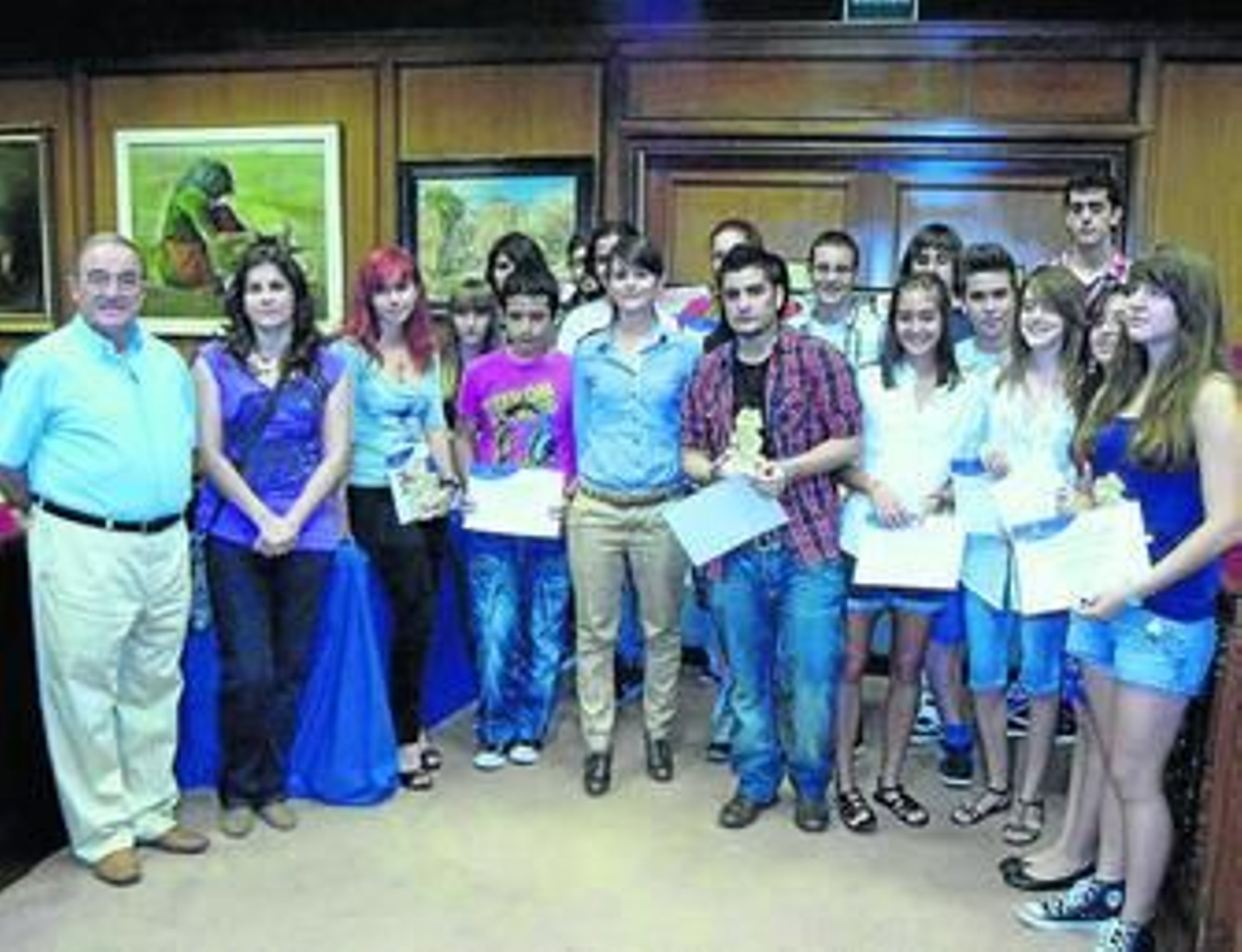 La Diputada de Juventud, Ángeles Martínez, junto a los jóvenes premiados en el certamen de cómic.