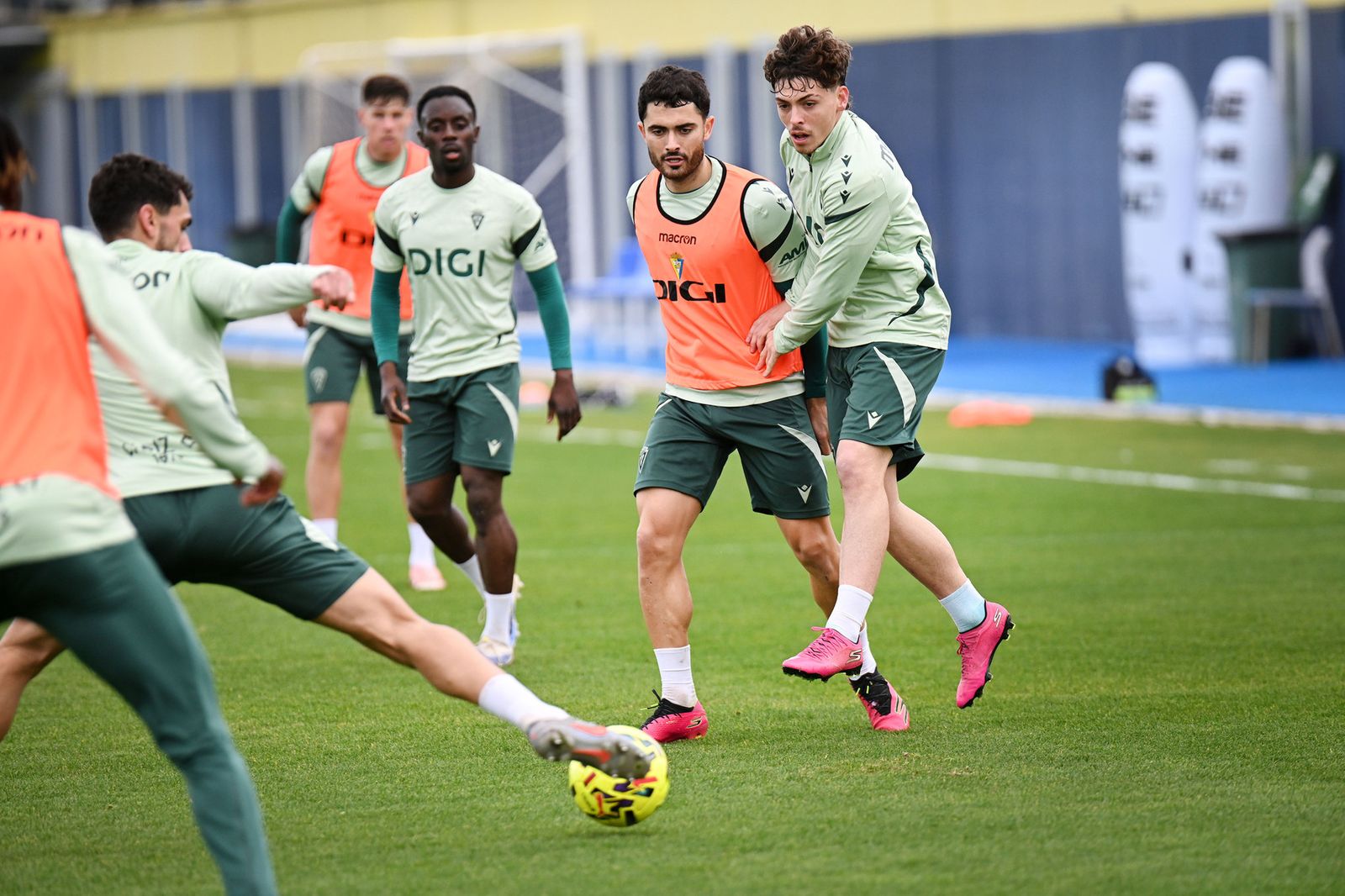 Una sesión del Cádiz en El Rosal.