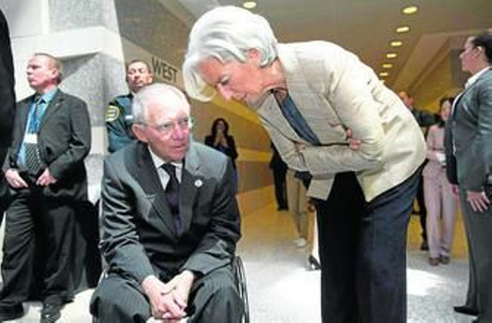 Christine Lagarde, presidenta del Fondo Monetario Internacional, habla con Wolfgang Schäuble, ministro de Finanzas alemán, el sábado en Washington. Christine Lagarde, presidenta del Fondo Monetario Internacional, habla con Wolfgang Schäuble, ministro de Finanzas alemán, el sábado en Washington.
