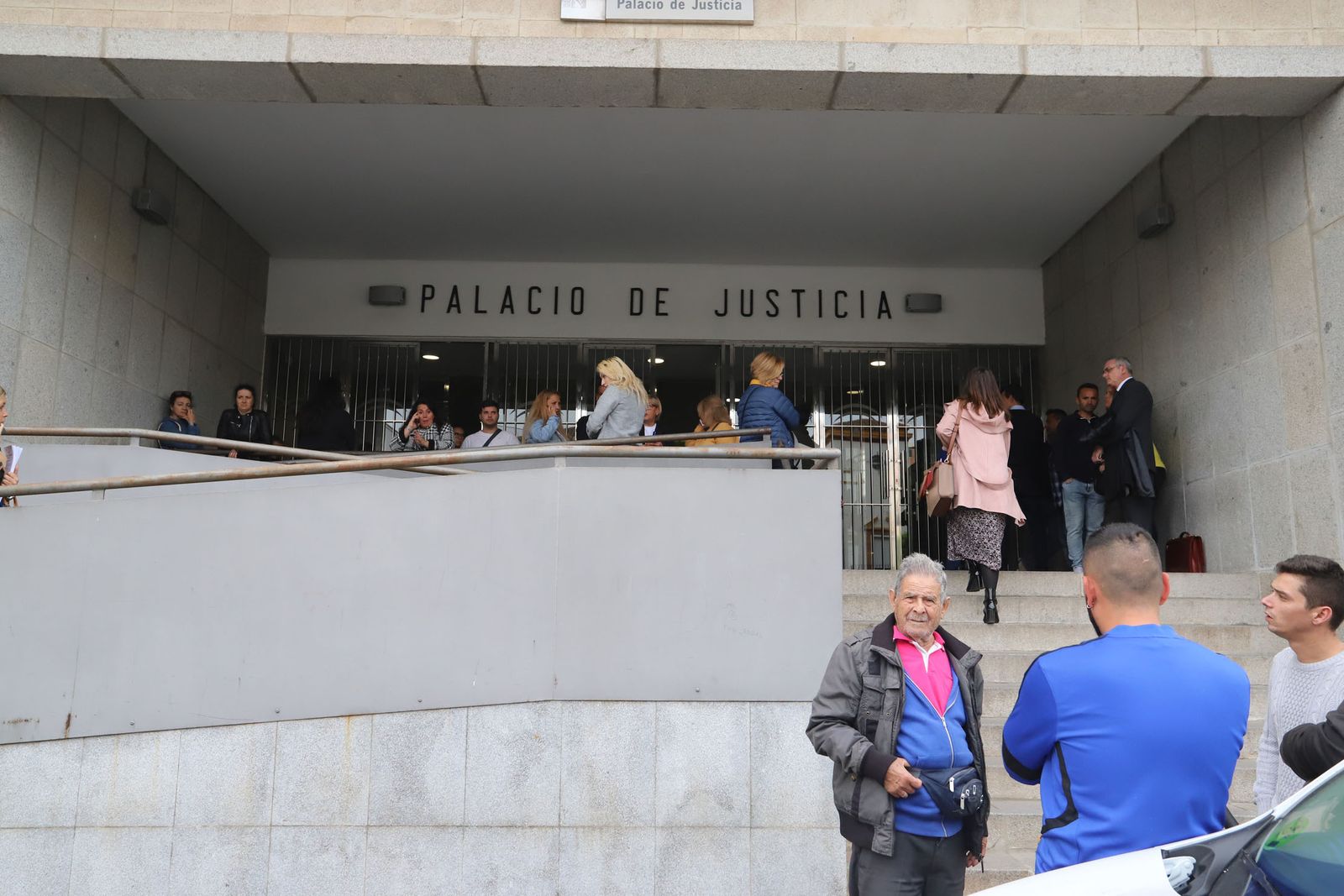 Los que no podían entrar ayer en el Palacio de Justicia se agolpaban en la puerta.