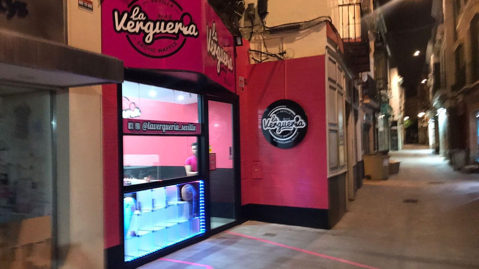 La fachada del nuevo establecimiento en horario nocturno