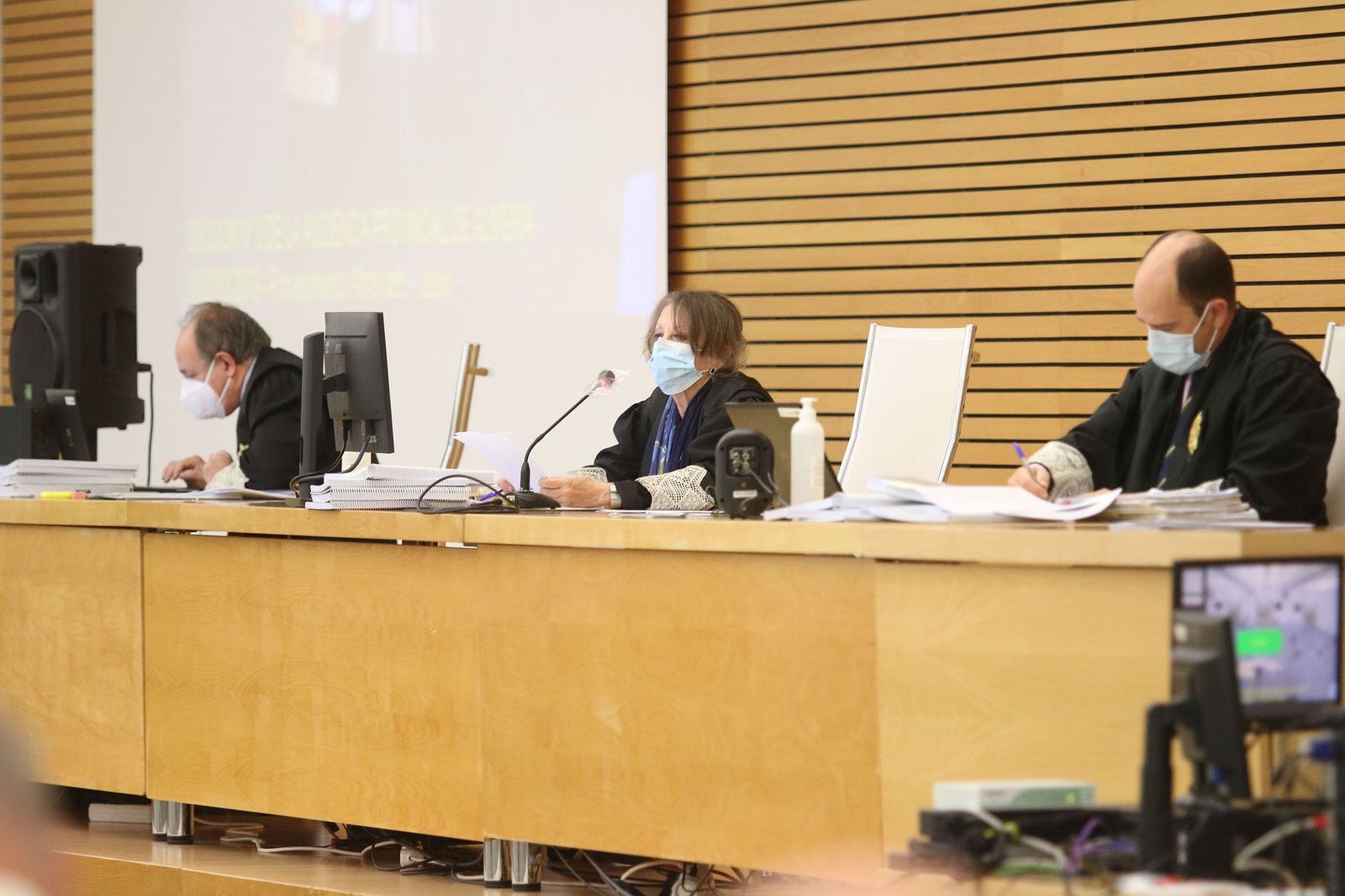 Los magistrados Jesús MartínezAbad, Társila Martínez Ruiz e Ignacio Angulo González de Lara son los responsables de juzgar a los acusados.