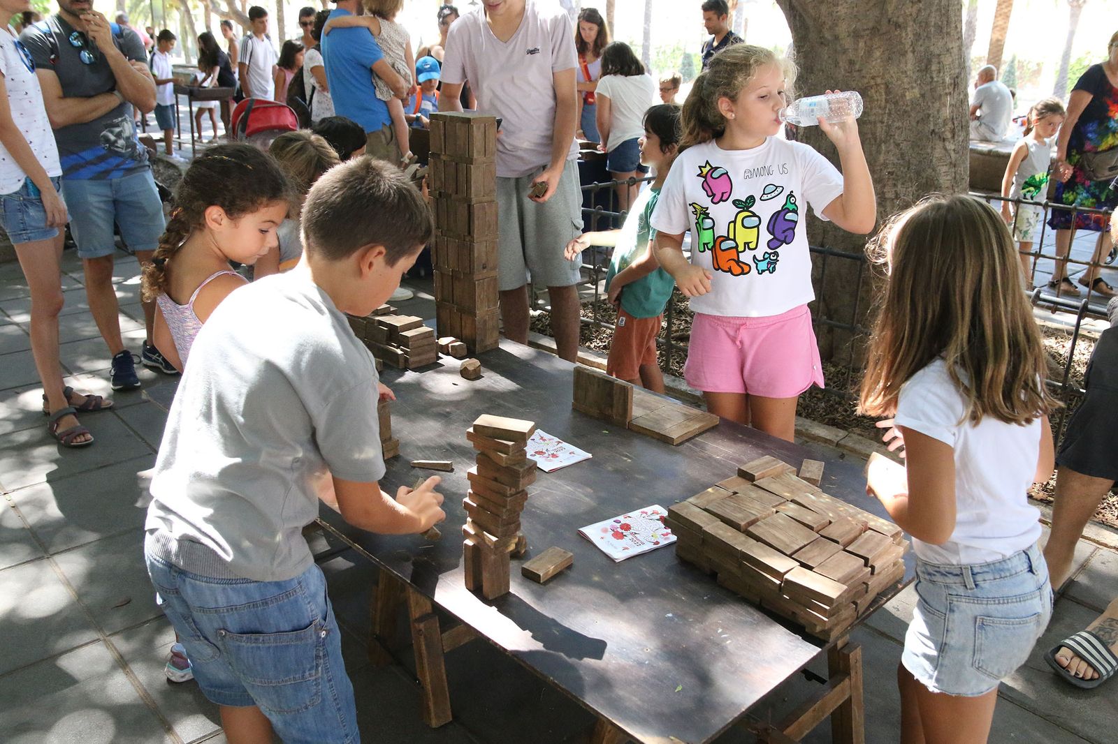 Los pequeños disfrutan descubriendo los juegos tradicionales en esta mañana de feria