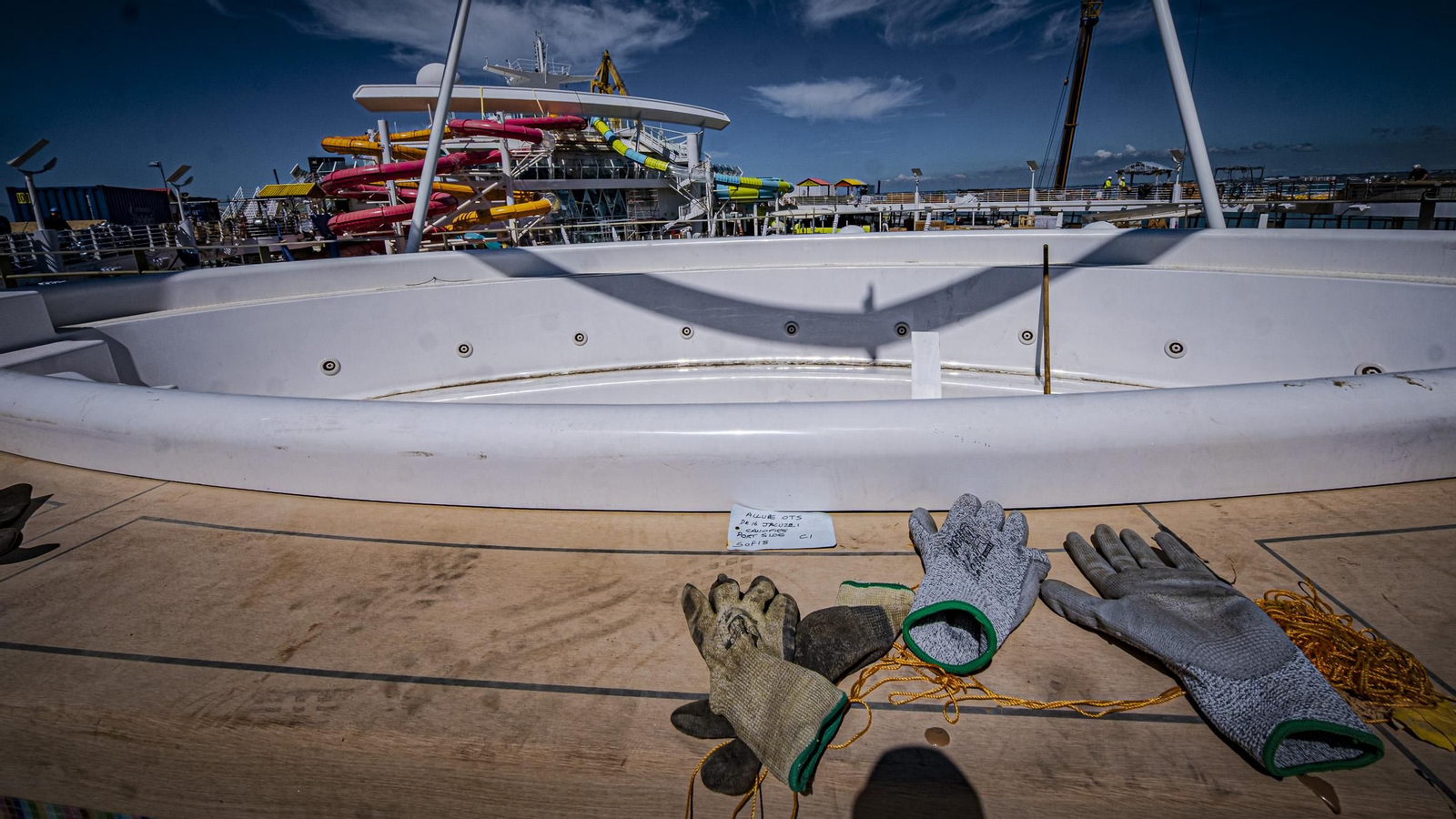 Las imágenes del interior del crucero 'Allure of the Seas' que se encuentra reparando en navantia Cádiz