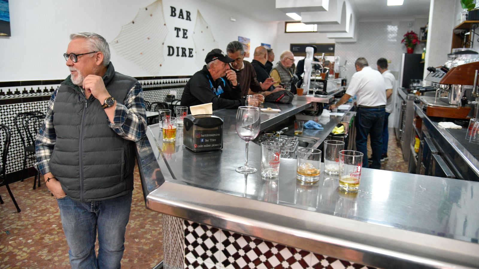 Las fotos del primer dia de reapertura del Bar 'Te dire' en Algeciras