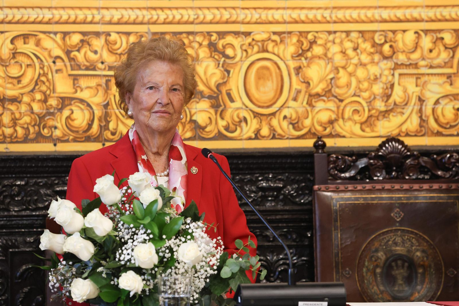 Fotos de la imposición de la insignia de la ciudad de Algeciras a Palma Briales de León