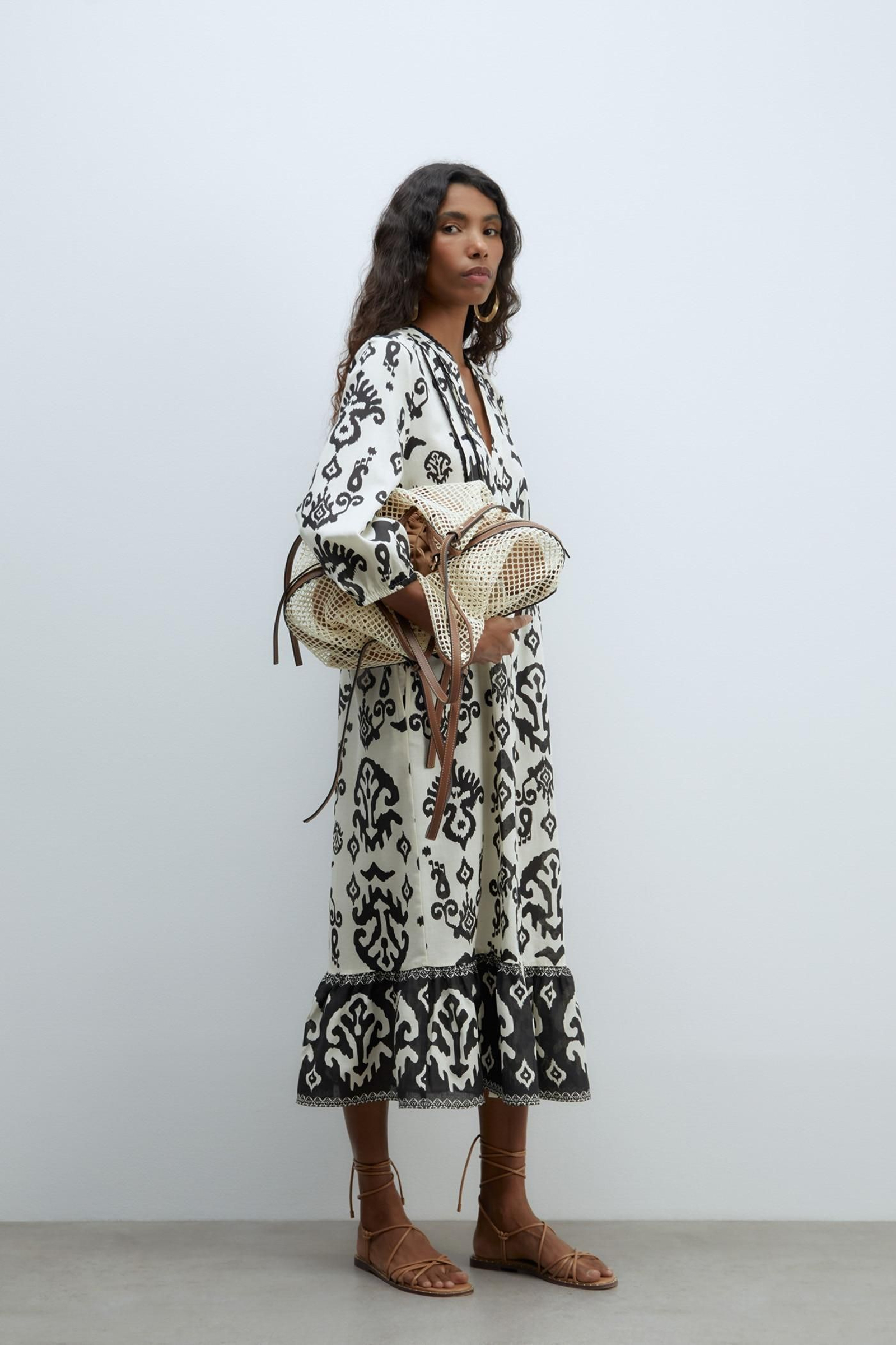 Vestido con estampado en blanco y negro de Sfera.