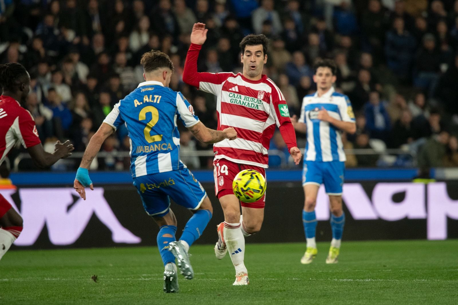 Manu Trigueros disputa un balón en el último encuentro de Liga.