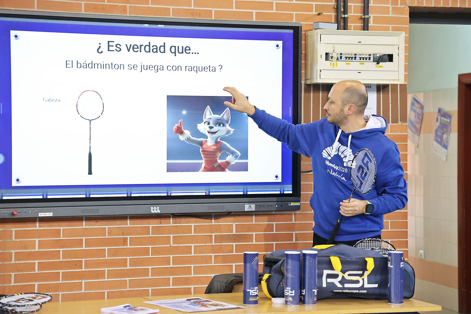 Exhibición práctica con alumnos y alumnas para promocionar el Campeonato de Europa de Bádminton en Huelva