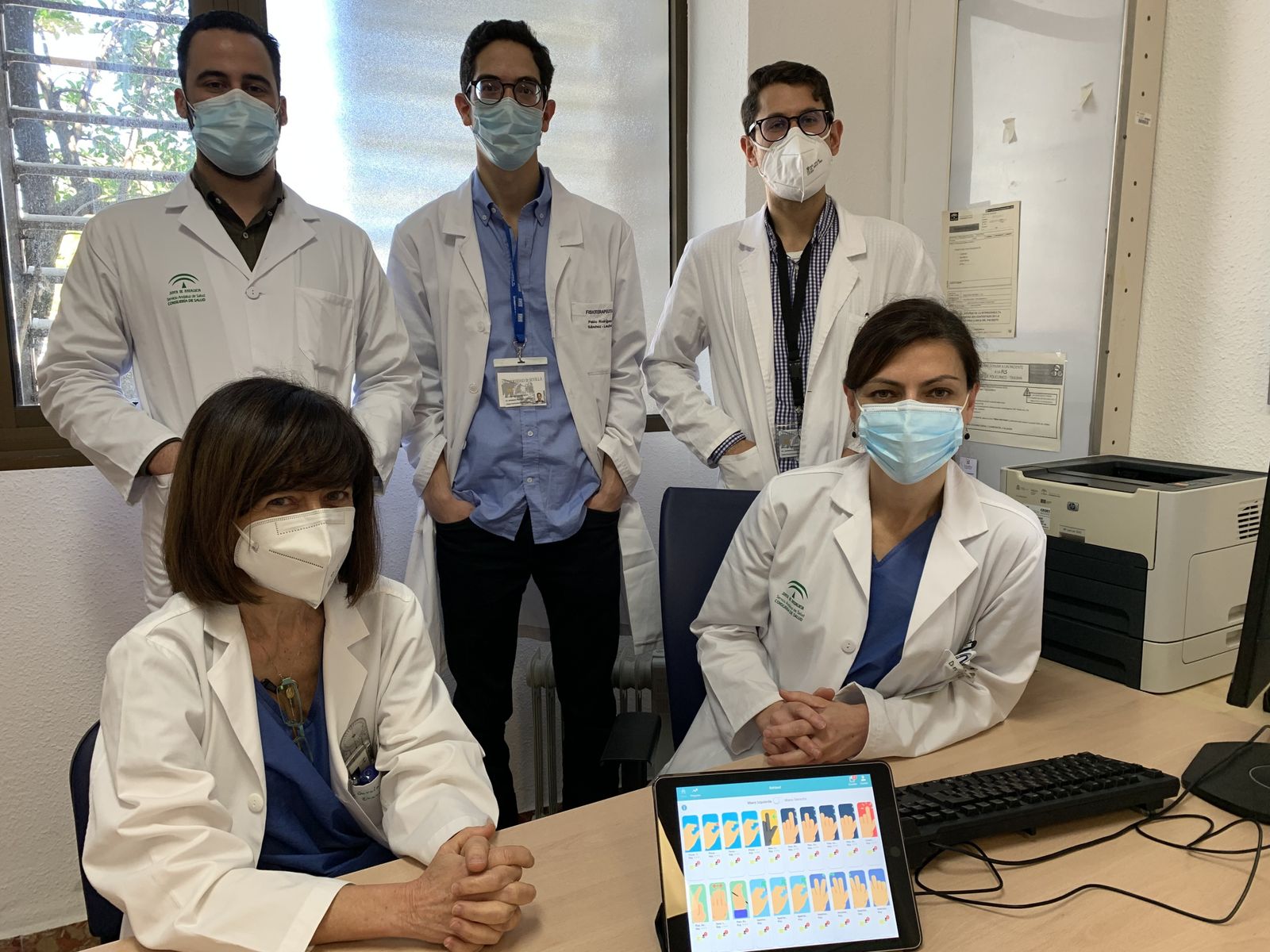 Las doctoras Ángeles García Frasquet e Isabel Nieto; junto David García, Pablo Rodríguez y Alejandro Suero, en el Hospital Macarena.