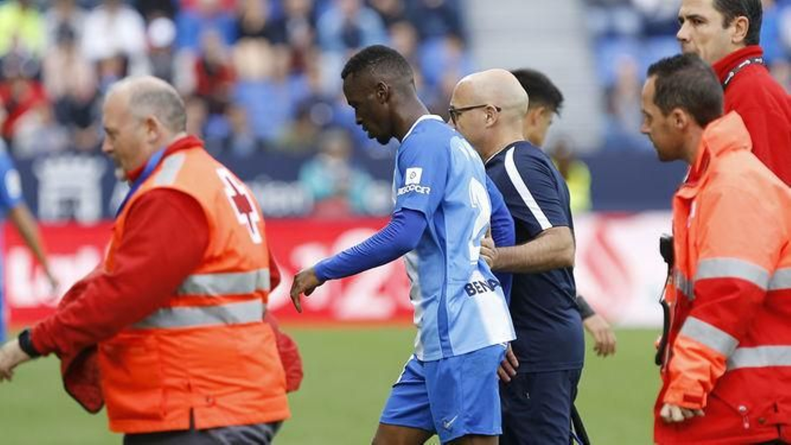Koné, saliendo del campo el día que se lesionó ante el Nástic.