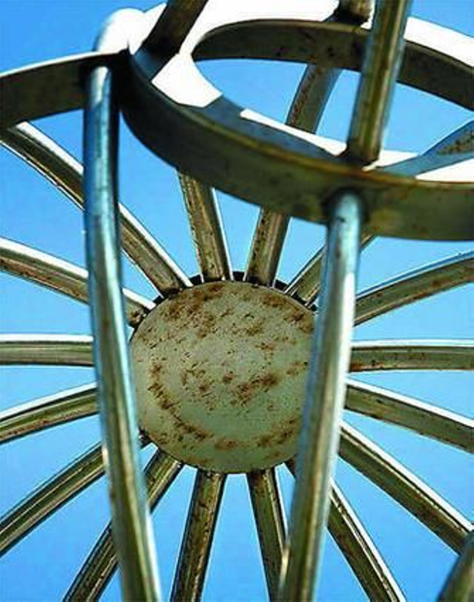 1. En las garras del metálico pájaro ubicado ante el edificio de la Delegación de Hacienda se aprecian manchas de color marrón que el autor de la escultura, Luis Quintero, aclara que no es óxido sino suciedad. 2. Otras manchas se localizan en el interior de la estructura de la jaula que hace de cuerpo del pájaro. 3. En el remate de la jaula se distinguen también alteraciones al color primitivo del monumento que según Quintero son subsanables aplicándoles una limpieza de mantenimiento.