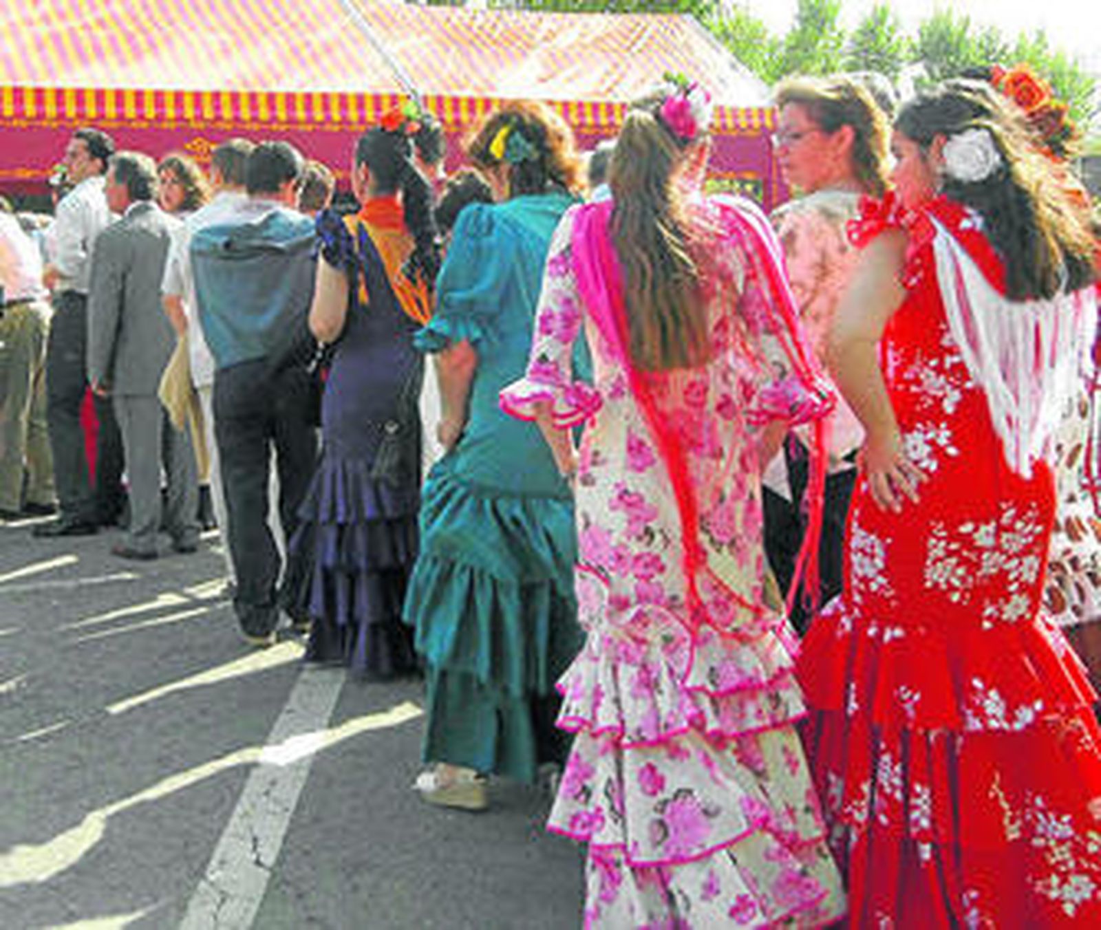 Colas de usuarios de Tussam en las terminales habilitadas para las lanzaderas del servicio Especial Feria.