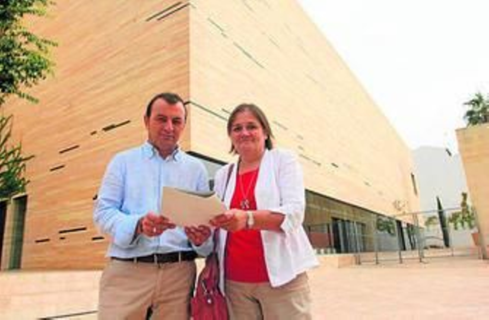 Francisco Tejada y Carmen Gil, ayer, junto al centro de visitantes. Francisco Tejada y Carmen Gil, ayer, junto al centro de visitantes.
