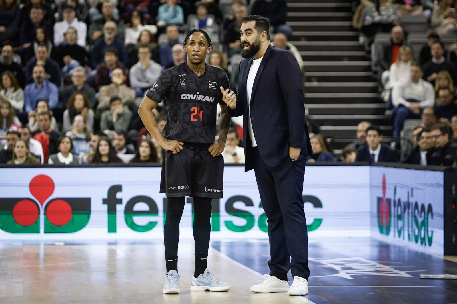 Ramón Díaz habla con Jassel Pérez durante el choque