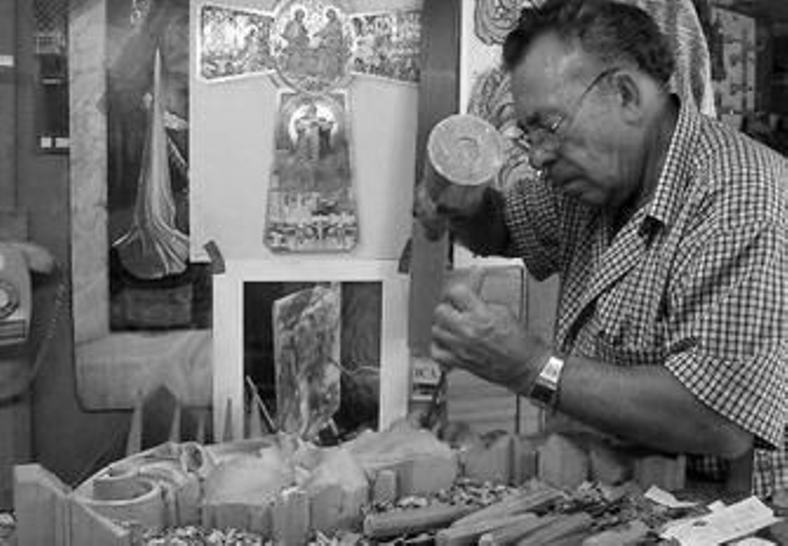 Artesano de madera y oro