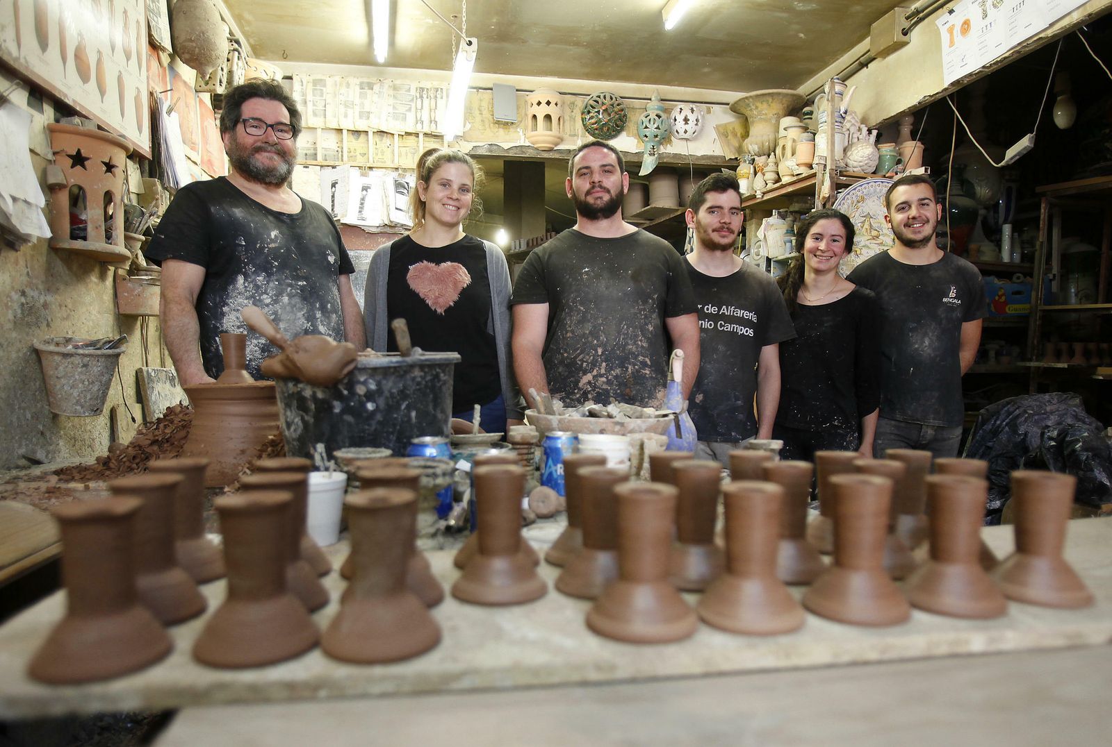 Antonio Campos, en el taller de la calle Alfarería con cuatro de sus seis hijos y el novio de su hija María.