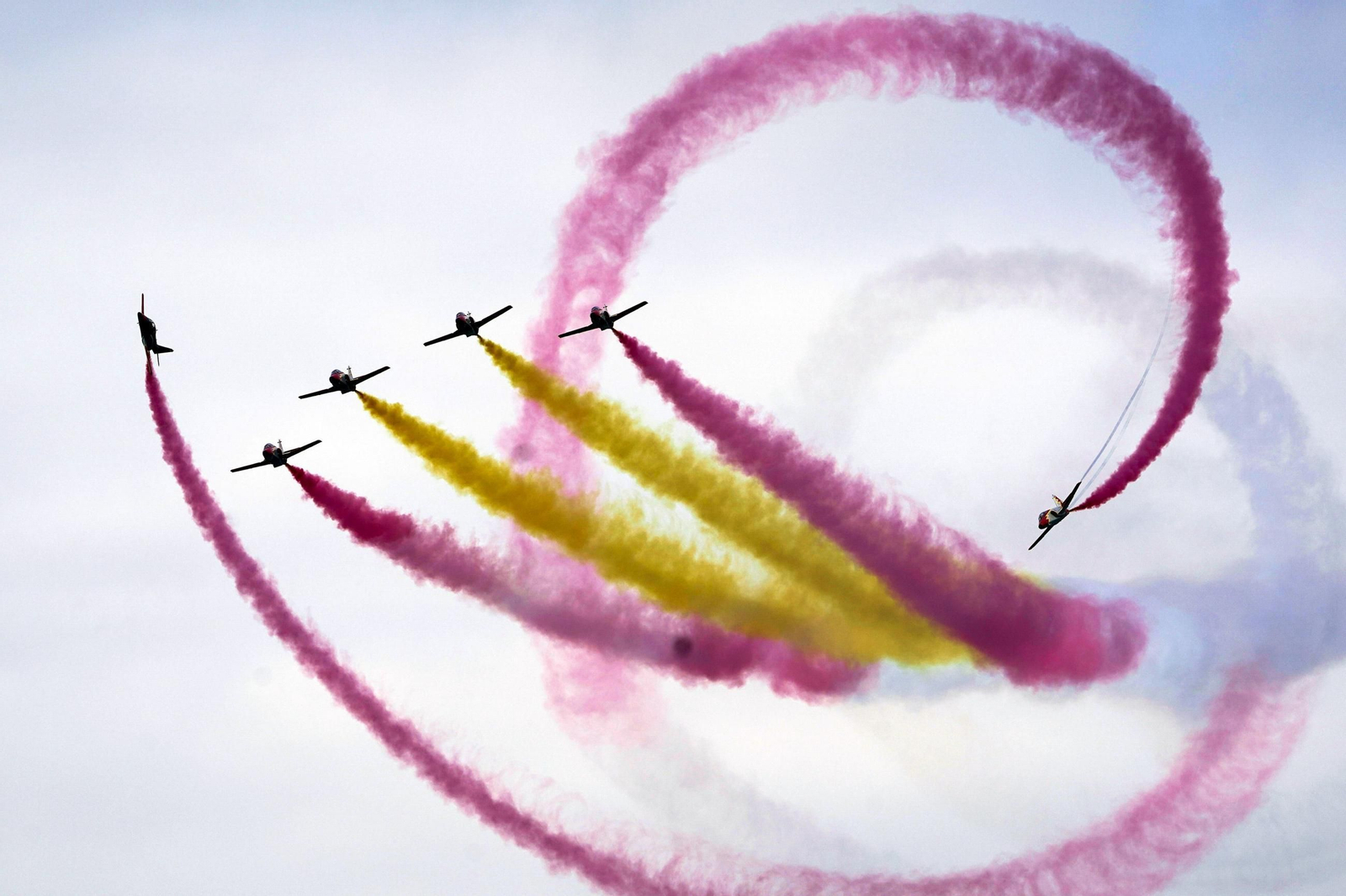 Espectaculares fotos de las acrobacias de la Patrulla Águila: cuatro décadas surcando los cielos