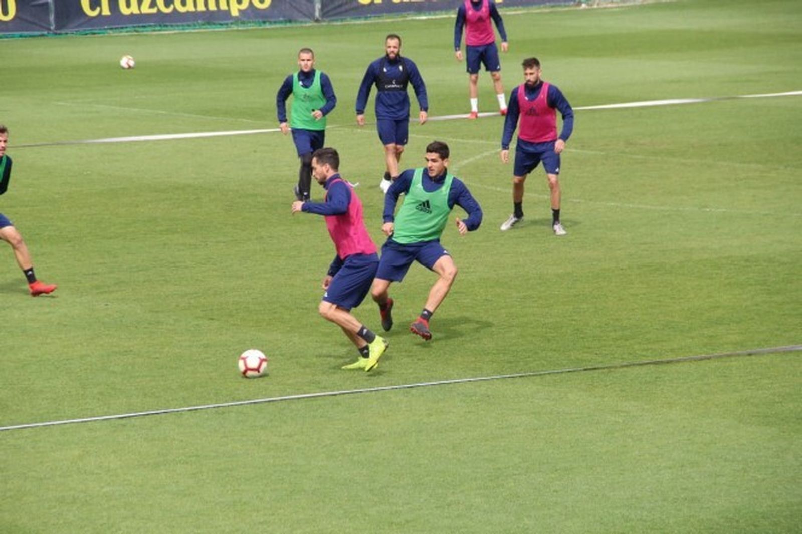 Los jugadores se ejercitaron en un día nublado.