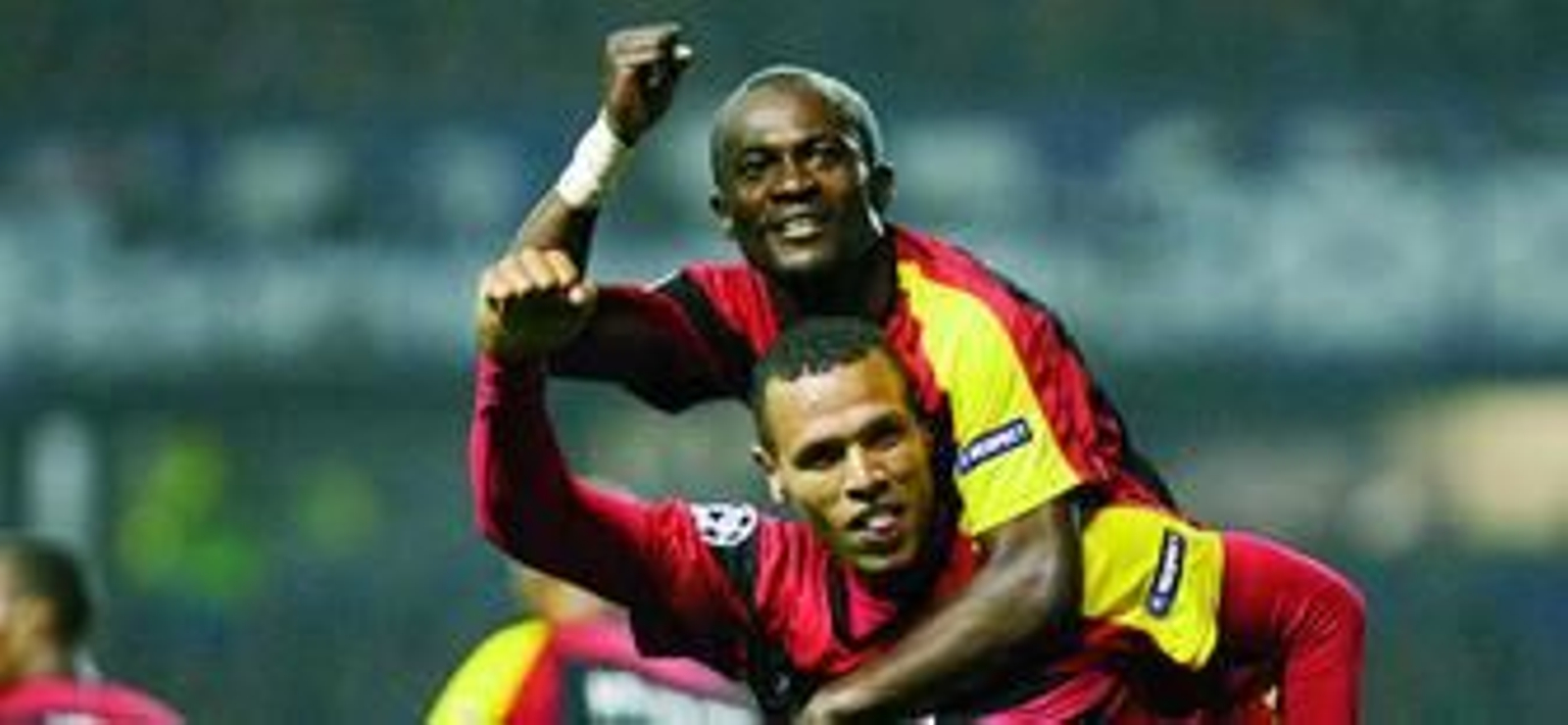 Luis Fabiano y Zokora celebran un gol sevillista.