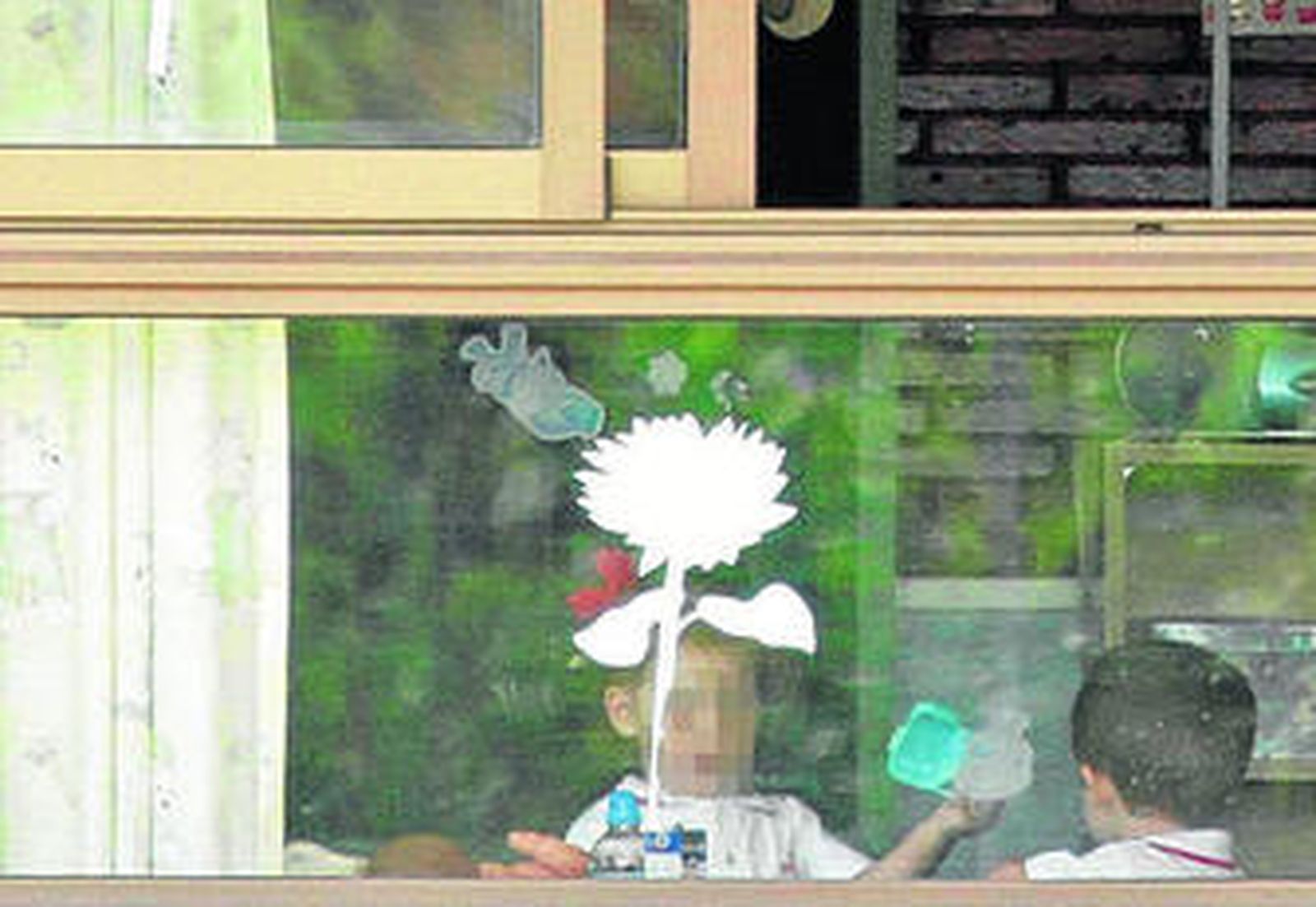 Dos niños en la guardería pública de Los Pastores, en Algeciras.